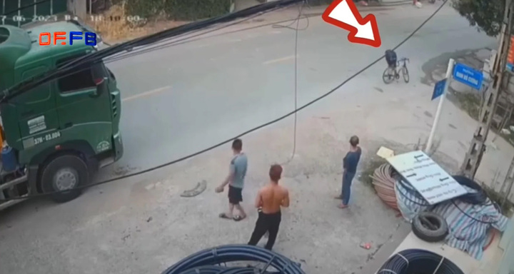 Biết mình đi sai, nam sinh 2 lần cúi đầu xin lỗi tài xế