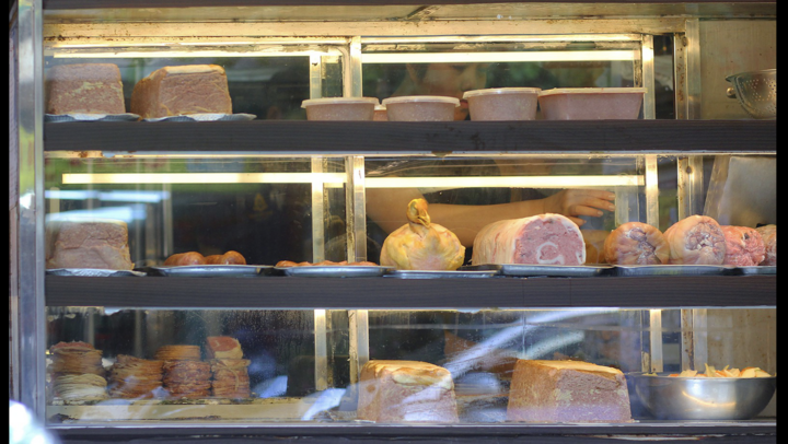 Cự cãi chuyện mang nước từ ngoài vào, nhân viên quán bánh mì lao vào đấm khách