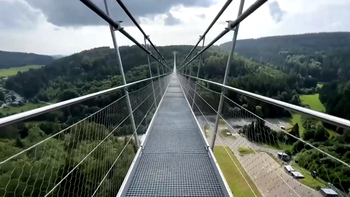 Sửng sốt với cầu treo đi bộ không trụ đỡ dài nhất thế giới