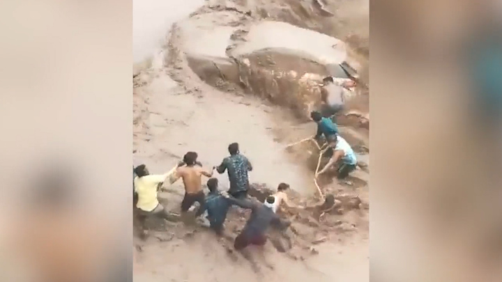 Giải cứu nữ tài xế mắc kẹt trong ô tô giữa dòng nước lũ