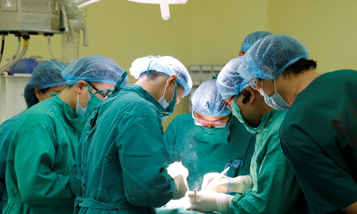 Phẫu thuật khẩn cứu người đàn ông bị máy cưa nghiền nát tay