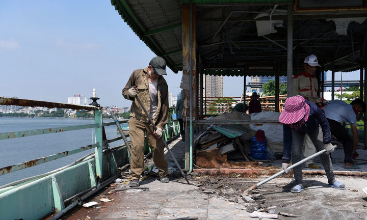 Cận cảnh tháo dỡ du thuyền cuối cùng ở Hồ Tây