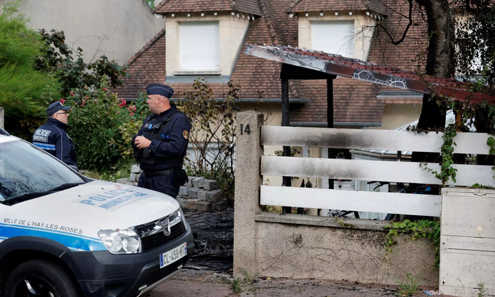 Người biểu tình lao xe, phóng hoả đốt nhà thị trưởng vùng ngoại ô Paris