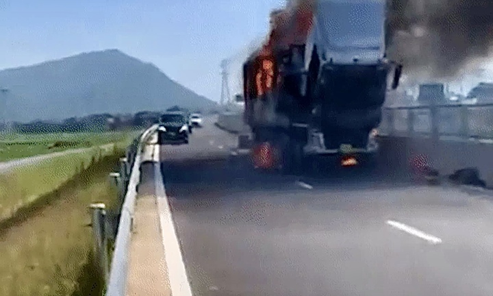 Thanh Hóa: Xe thư báo bốc cháy dữ dội, thiêu rụi nhiều hàng hóa