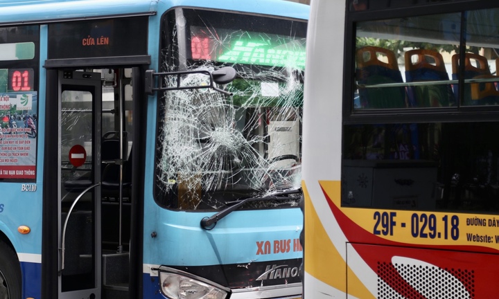 Hà Nội: Vào bến đón khách, 3 xe buýt đâm liên hoàn