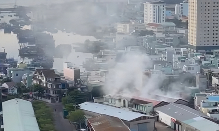 Bình Định: Kho hàng rộng 400m2 bốc cháy dữ dội