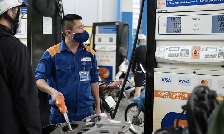 Giá xăng giảm gần 600 đồng/lít