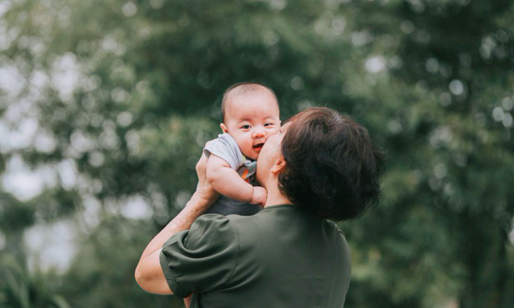 Nhờ mẹ vợ lên trông cháu, bà nhất định đòi trả lương khiến tôi cạn lời