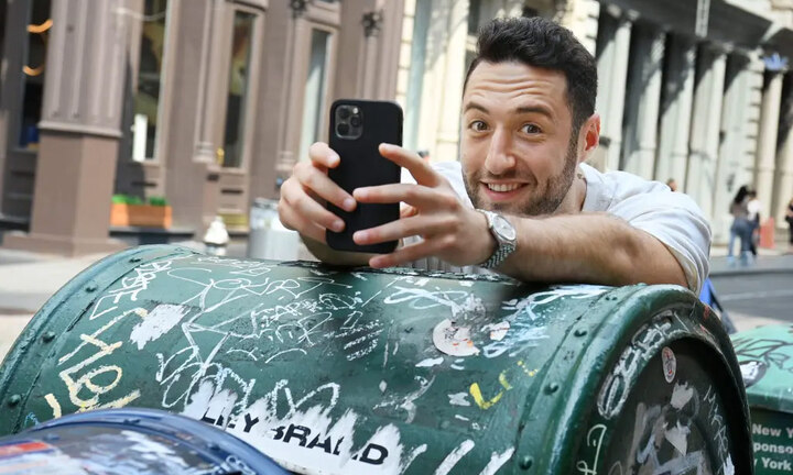 Kiếm tiền tỷ trên TikTok bằng cách hỏi người đi đường đúng một câu rồi quay clip