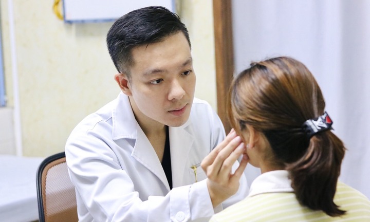 Suýt hỏng mắt sau khi làm 'chuột bạch' cắt mí cho học viên thử việc