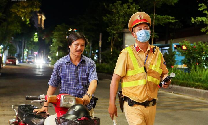 Thấy cảnh sát giao thông, tài xế vi phạm nồng độ cồn vội xuống xe dắt bộ