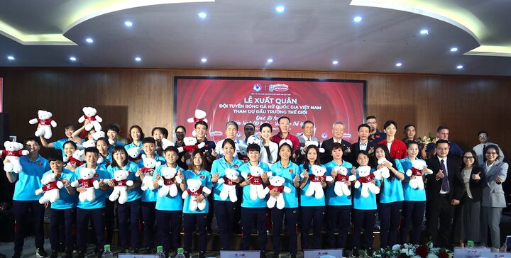 Khoảnh khắc đội tuyển nữ Việt Nam rạng ngời trước ngày lên đường dự World Cup