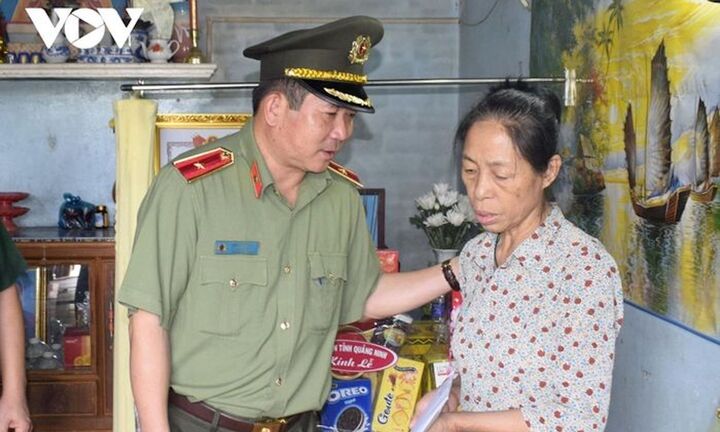 Thiếu tướng Đinh Văn Nơi thăm hỏi gia đình liệt sĩ tại Đắk Lắk