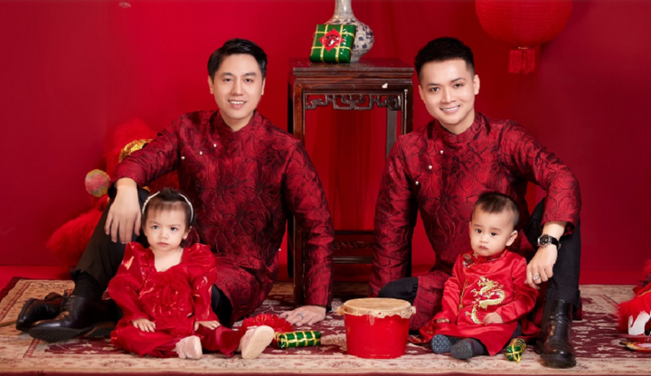 Yêu đồng giới, 'chàng dâu' dùng 12 năm để chứng minh với mẹ chồng