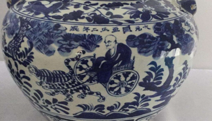 Mua chiếc hũ giá bèo về bỏ xó, 52 năm sau phát hiện là bảo vật hơn 470 tỷ đồng