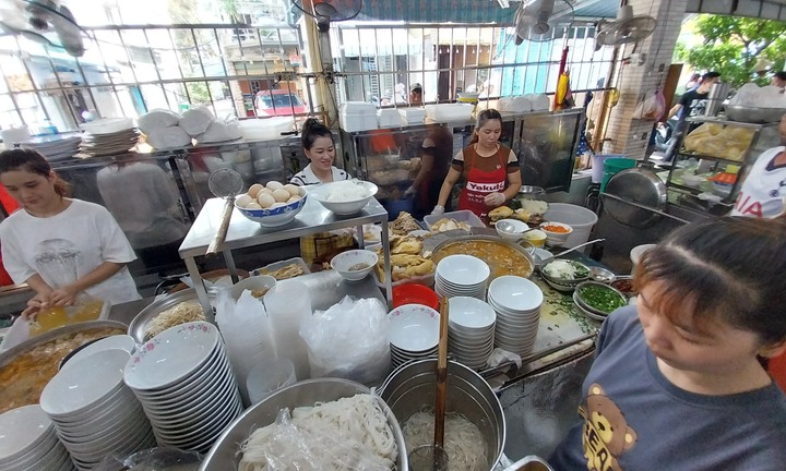 Quán phở, miến gà được Michelin vinh danh, khách đông từ sáng đến đêm