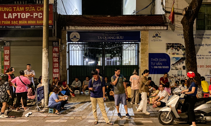 Phụ huynh Hà Nội ngủ trước cổng trường, giành suất học cho con vào lớp 10