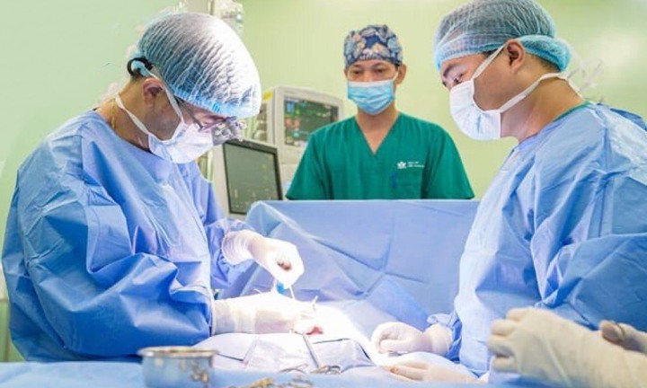 Cắt thận ra chỉnh sửa rồi ghép lại vào cơ thể bé 12 tháng tuổi