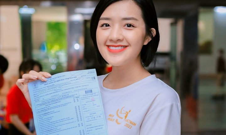 Á hậu Quản Gia Hân cùng ca sĩ Thu Trang đi hiến máu và tặng quà bệnh nhi