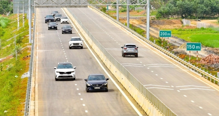 Định nghĩa mới về ‘vượt phải’ mà tài xế Việt cần biết