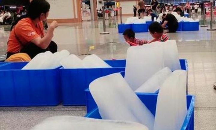 Nóng phát hoảng mà nhà ga tắt điều hòa, làm mát bằng đá tảng, khách mỉa mai 'như thời nguyên thủy'