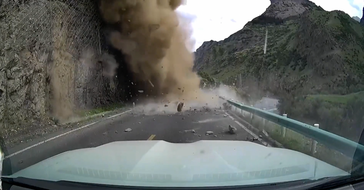 Núi đá bất ngờ đổ sập xuống đường, gây sạt lở kinh hoàng ở Trung Quốc