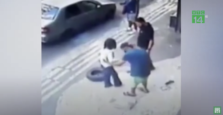 Người phụ nữ bị lốp ô tô văng trúng, ngã đập đầu xuống đường