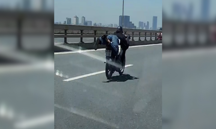 Video: Nam thanh niên nằm trên yên xe máy phóng vun vút qua cầu Nhật Tân