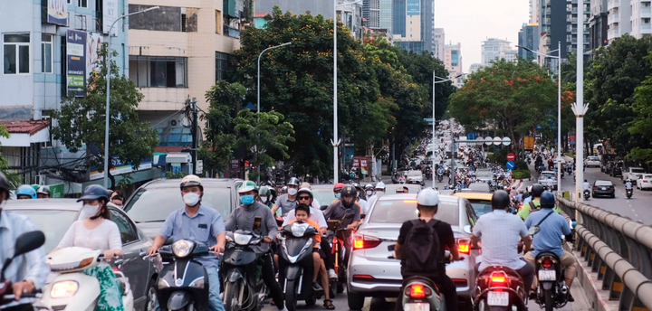 Phớt lờ biển cấm, người dân Thủ đô ùn ùn đi lên cầu vượt Lê Văn Lương - Láng Hạ