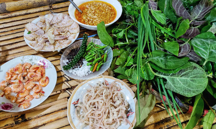 Độc đáo đặc sản gỏi lá Kon Tum, chỉ cần thử một cuốn là không muốn dừng