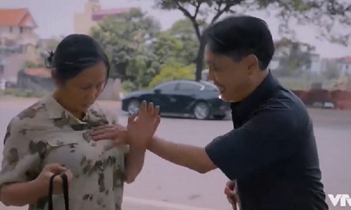 Cảnh quay giấu tiền trong ngực của cặp 'lươn chúa' phim Cuộc đời vẫn đẹp sao gây tranh cãi
