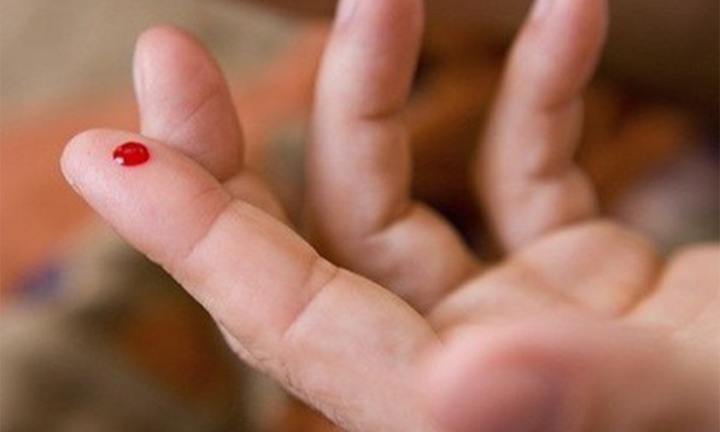 Suýt chết vì lấy kim chọc đầu ngón tay và tai để bỏ 'máu độc' chữa tai biến