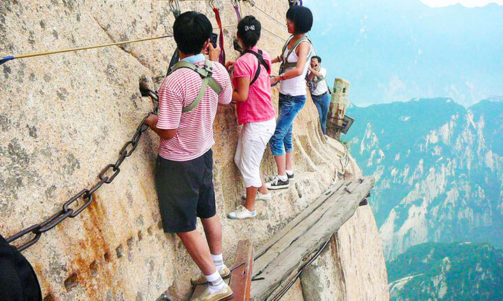 Chinh phục đường mòn nguy hiểm bậc nhất thế giới ở lưng chừng núi Hoa Sơn