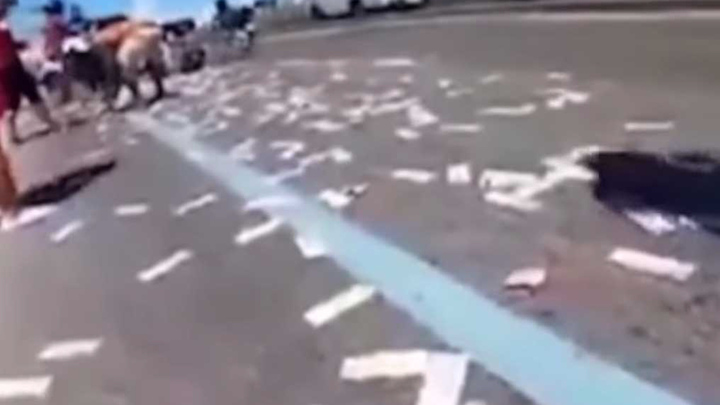 Người đàn ông đánh rơi 1,2 tỷ đồng, cao tốc hỗn loạn