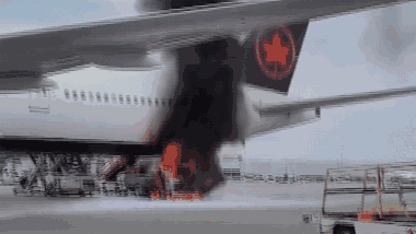 Xe bồn bốc cháy dữ dội, khói bao trùm máy bay 