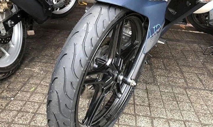 Vì sao lốp trước xe máy có gai ngược?