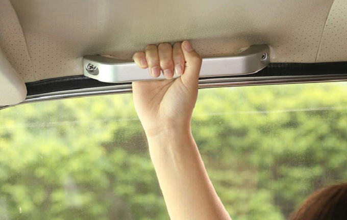 Vì sao tay nắm trần ô tô dần biến mất?