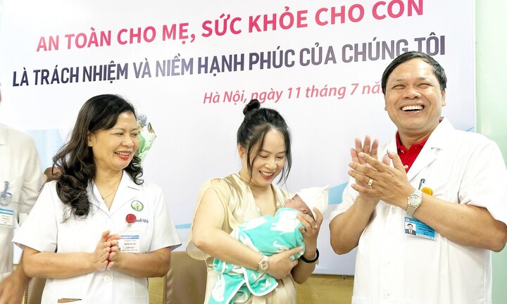 Nuôi sống bé trai chào đời chỉ nặng 600g, mắc bệnh hiểm nghèo