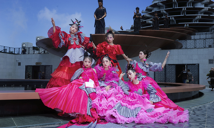 Dàn mẫu nhí thần thái trong trang phục lấy cảm hứng từ khăn rằn 