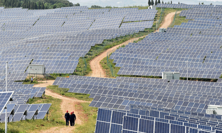 Trung Quốc 'trồng' nhà máy năng lượng mặt trời trên ruộng muối, biển và sa mạc