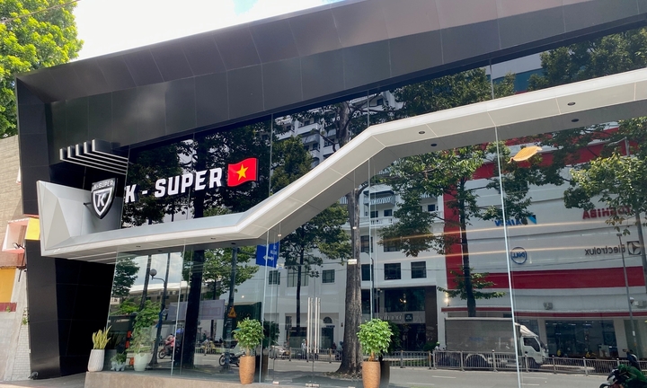 Showroom của Phan Công Khanh tại TP.HCM sạch bách siêu xe