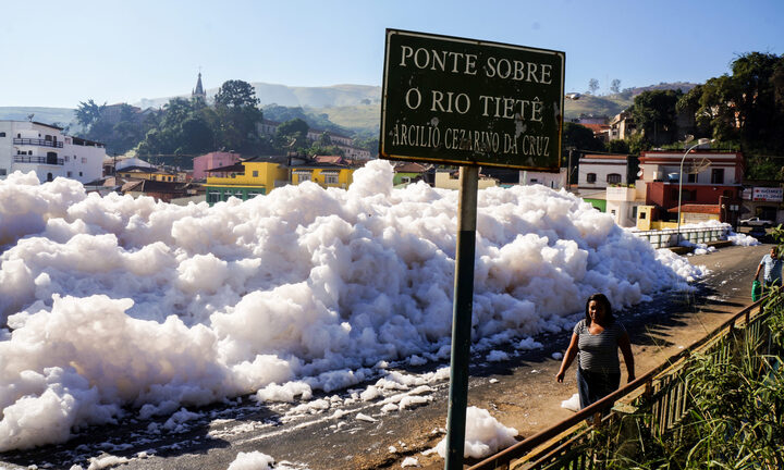 Dòng sông bọt xà phòng trắng xoá chảy cuồn cuộn ở Brazil