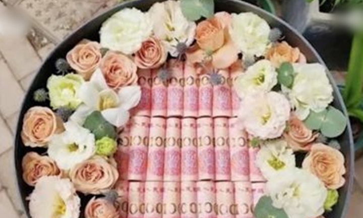 Làm bó hoa tiền theo yêu cầu của khách sộp, chủ cửa hàng hoa bị cảnh sát 'sờ gáy'