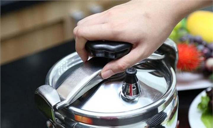 Nồi áp suất bất ngờ phát nổ, người đàn ông bỏng nặng