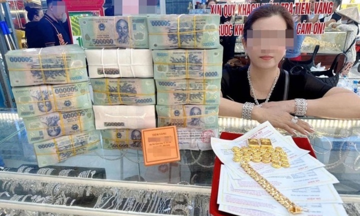 Thực hư một phụ nữ trúng số độc đắc 9 tỷ đồng, rạng rỡ mua vàng bên 'đống tiền'