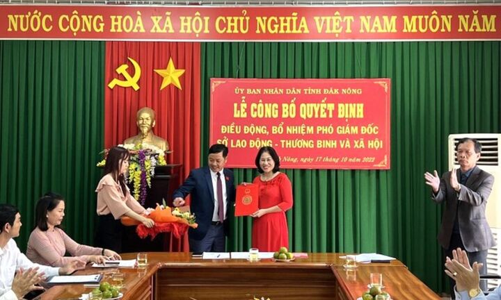 Cho thôi việc phó giám đốc sở xin nghỉ hưu ngay tại lễ bổ nhiệm