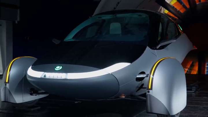 Thử nghiệm ô tô điện hình giọt nước chạy trong hầm gió