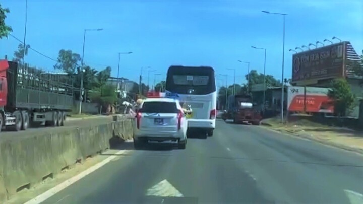 Tước giấy phép lái xe 3 tháng tài xế cản trở đoàn xe ưu tiên