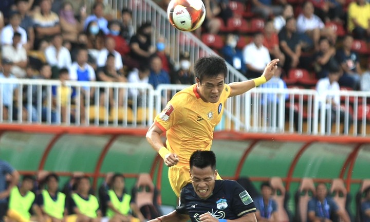 Hoàng Anh Gia Lai thắng CLB Khánh Hoà nhờ bàn thắng ở giây cuối cùng