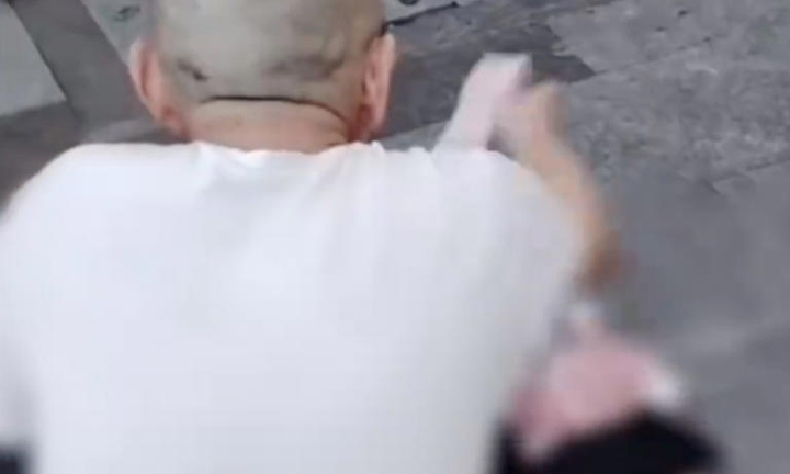 Mang hơn 2 tỷ đồng tiền tiết kiệm ra đường phân phát để vơi nỗi buồn mất vợ